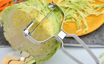 야채 껍질 벗기는 사람